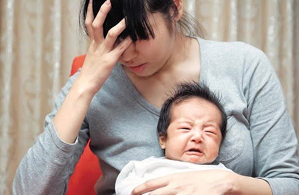 Mẹ đau đầu vì không đủ sữa cho con bú
