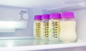 Sử dụng ngăn mát để bảo quản sữa mẹ