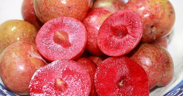 Không nên ăn quả mận khi đói