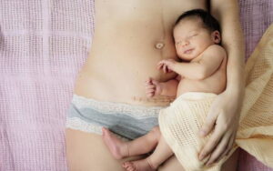 Mẹ sau sinh mổ không được ăn quá no