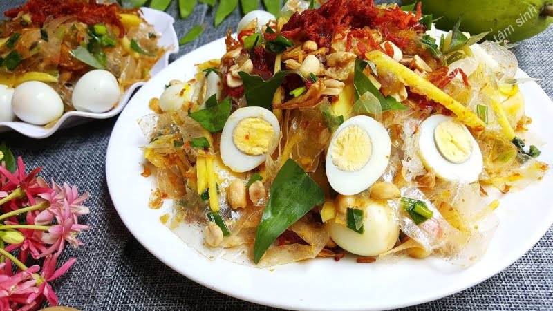Bánh tráng trộn là món ăn vặt được nhiều người dân Sài Gòn từ người già cho tới người trẻ đều ưa chuộng