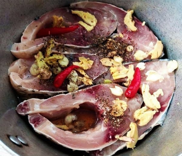 Ướp món cá kho riềng