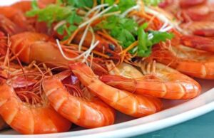 Khi tôm và thịt gà kết hợp lại với nhau sẽ gây nên hiện tượng động phong - ngứa ngáy khắp người.