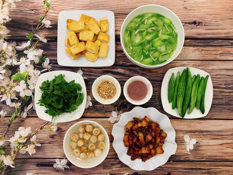 Cơm trắng, đậu luộc, giò, cá kho, bí xanh luộc – thực đơn đầy đủ những món ăn dinh dưỡng