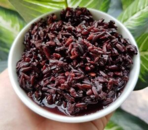 Hãy cho cơm rượu nếp cẩm vào trong ngăn mát tủ lạnh và ăn trực tiếp nhé