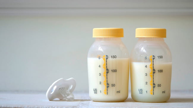 Sữa mẹ bị loãng nhưng vẫn cung cấp đầy đủ chất dinh dưỡng cho con