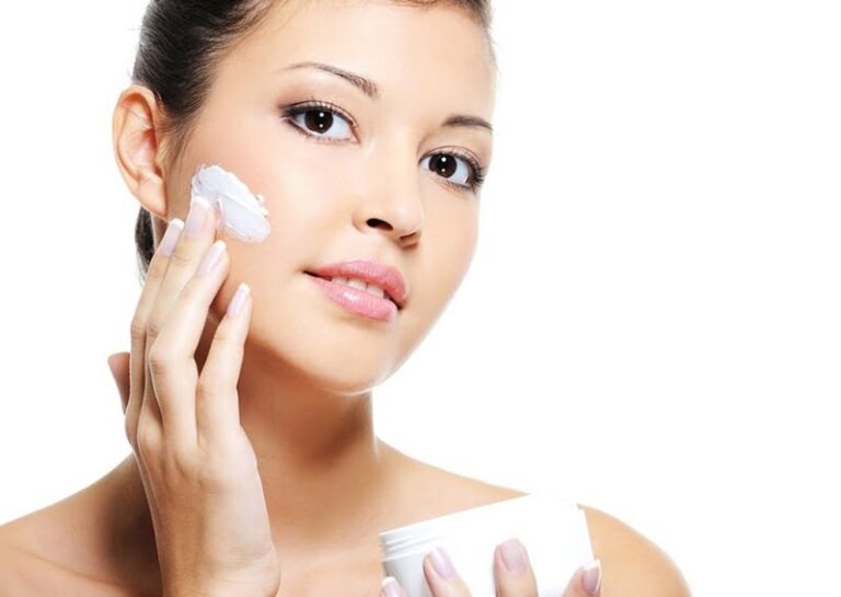 Mẹ sau sinh có nên dùng mỹ phẩm hay không?