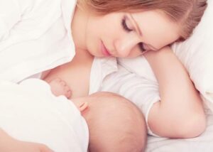 Sau khi tắm mẹ không nên cho bé bú luôn