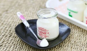 Cho sữa chua vào hũ và ủ sữa chua