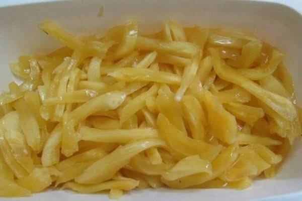 Cắt mít thành từng sợi nhỏ vừa ăn