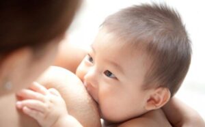Sữa mẹ có nhiều lợi ích về sức khỏe cho con