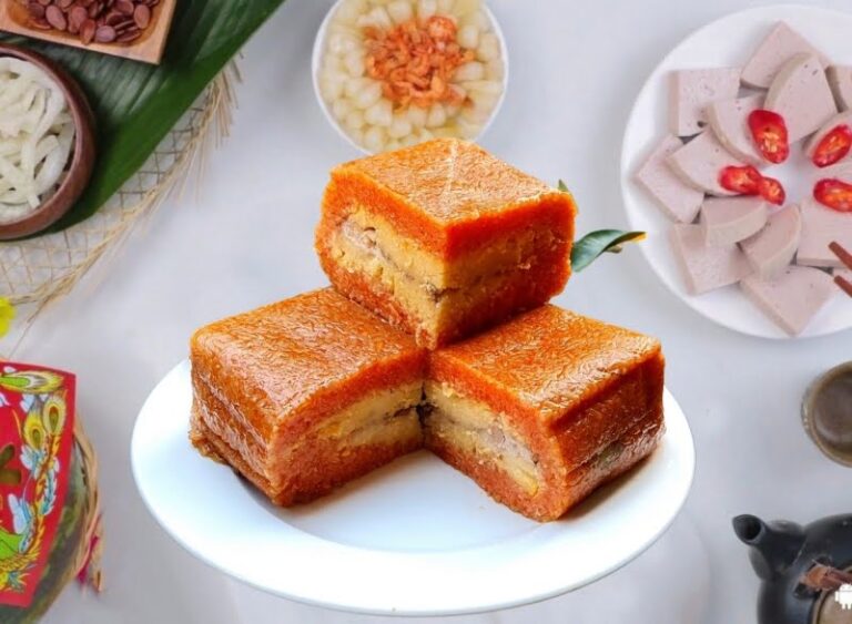 Bánh chưng gấc mang lại nhiều niềm tin sẽ được nhiều lộc, nhiều may mắn trong cả năm.