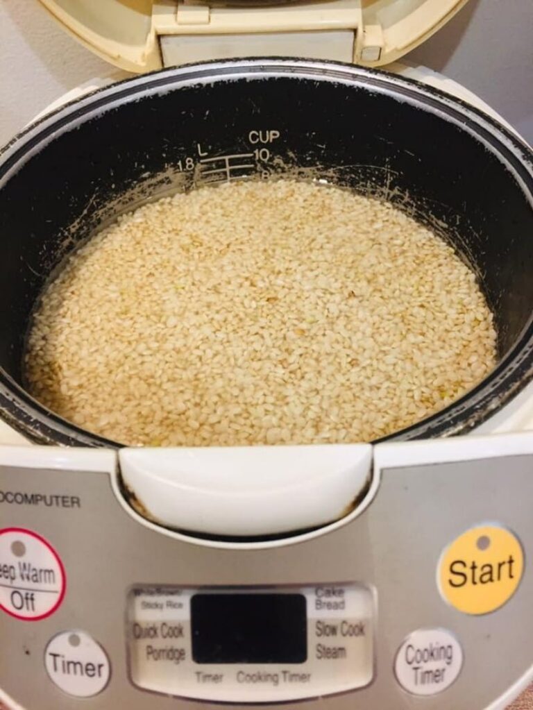 Dùng nồi cơm điện giúp bạn tiết kiệm thời gian khi nấu cơm rượu