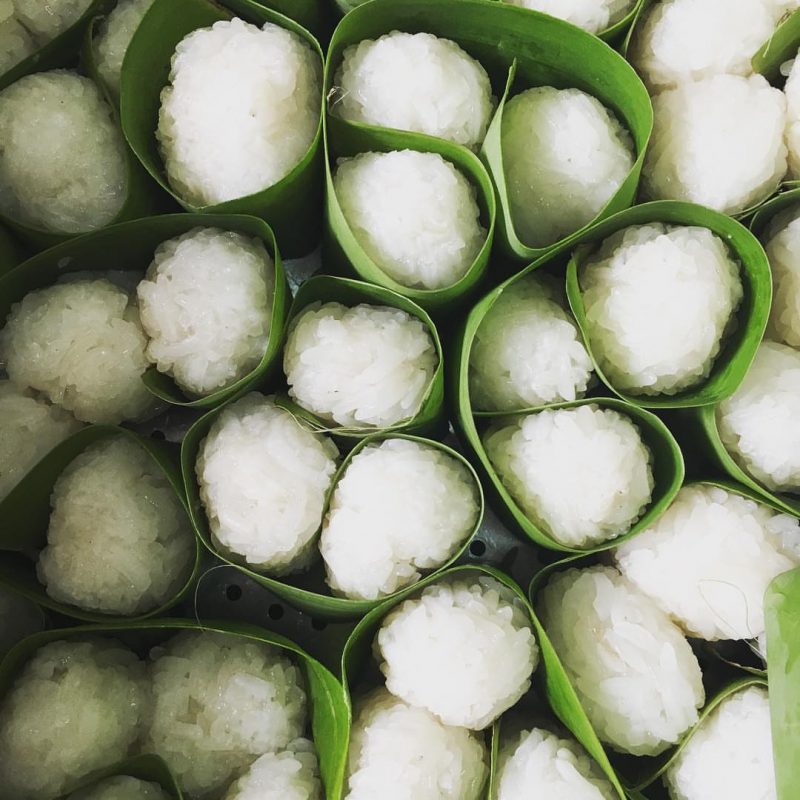Lá chuối giúp viên cơm rượu nguyên vẹn và có mùi thơm đặc trưng thoang thoảng