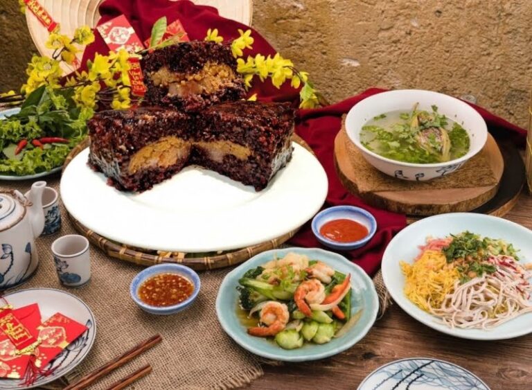 Bánh chưng nếp cẩm là một món quà ý nghĩa dành tặng ông bà