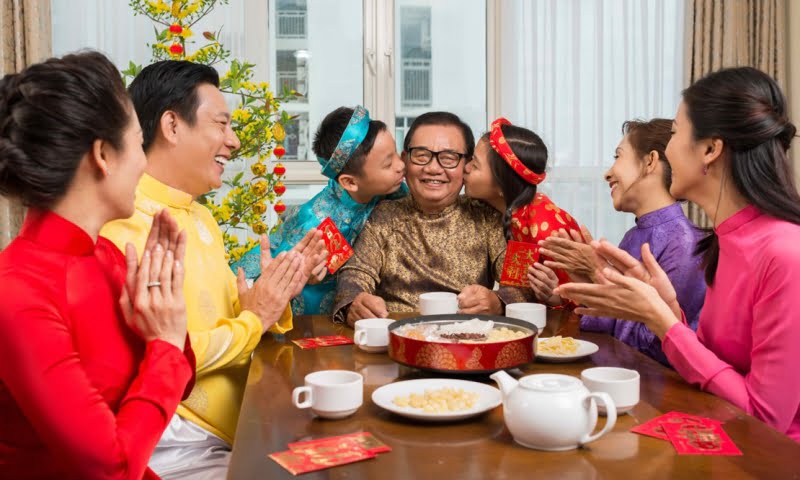 Mua quà tết cho ba mẹ cũng là việc khiến nhiều người đau đầu